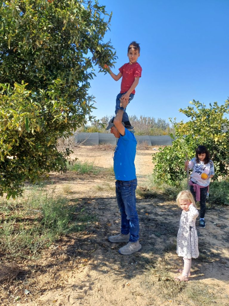 משפחה בסיור חקלאי במשק תושיה